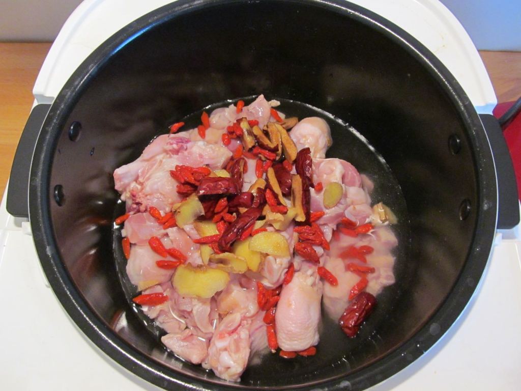 Chicken with goji berries and dates